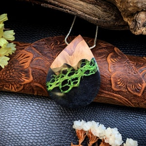 Hout en hars hanger - zwarte sieraden - hars houten ketting - opaal - verjaardagscadeau - zwarte sieraden - cactusvezels