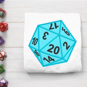 Puede incluir: Un cuadrado blanco con una ilustración de un gran dado de veinte caras de color azul claro. El dado tiene números negros y un contorno azul claro. Varios dados coloridos están esparcidos alrededor del cuadrado, incluyendo rojos, verdes y morados.