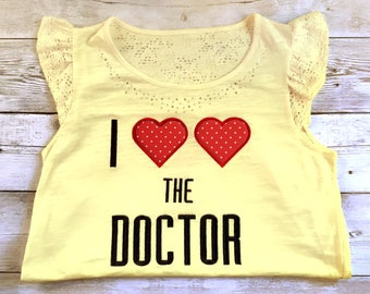 I Double Heart the Doctor appliqué- en borduurontwerpbestand