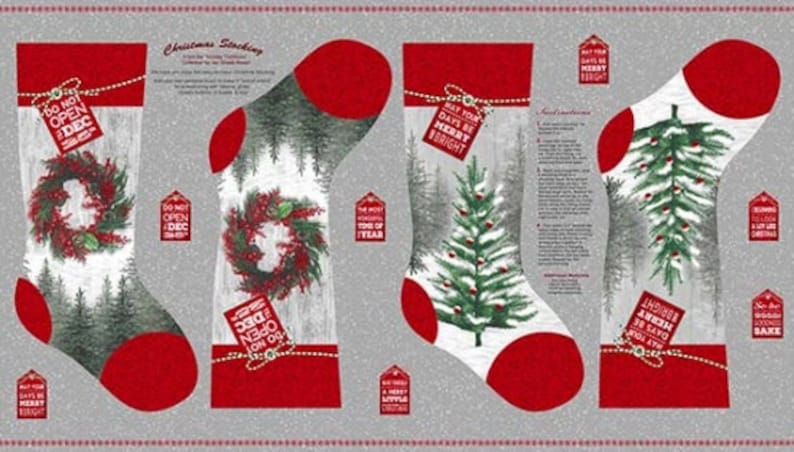 Pu&ograve; includere: Un pannello di tessuto per calza di Natale con quattro diversi design. I design includono una ghirlanda, un albero di Natale e una scena di bosco. Il tessuto &egrave; bianco con accenti rossi e bordi dorati. Il testo sul tessuto dice "Non aprire prima di dicembre" e "Che i tuoi giorni siano allegri e luminosi".