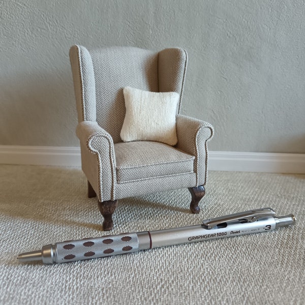 Fauteuil à oreilles en tissu farine d'avoine/chevrons neutre - Chaise miniature pour maison de poupée à l'échelle 1:12 avec coussin en soie - Meubles de maison de poupée faits main