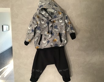 Baby sweatshirt and harem pants scalable from 3 months to 3 years.