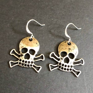 Skull and Cross Bone Halloween Earrings                 231