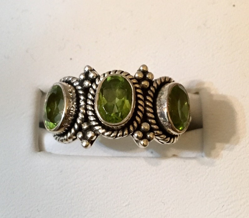 Anillo de peridoto de plata de ley 967 imagen 3