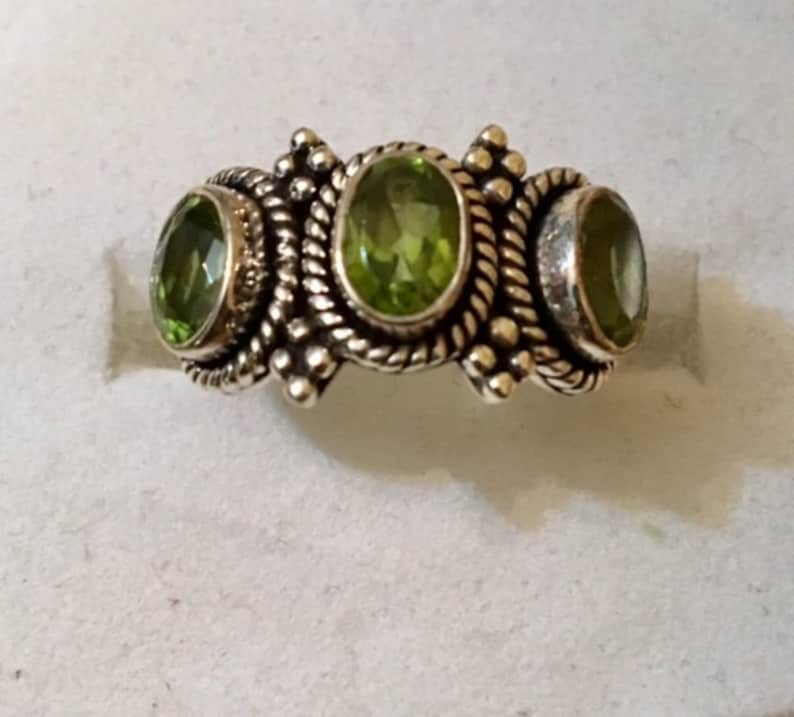 Anillo de peridoto de plata de ley 967 imagen 1