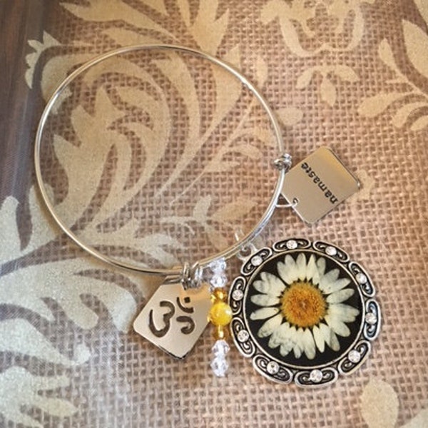 Namaste Expandable Bangle        670
