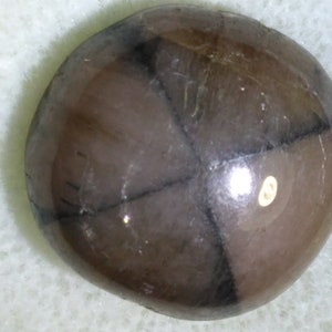 Steen voor verzamelaars! Prachtige oosterse tripache-robijn van 25,50 ct. 16,1 x 15,4 x 10,7 mm!