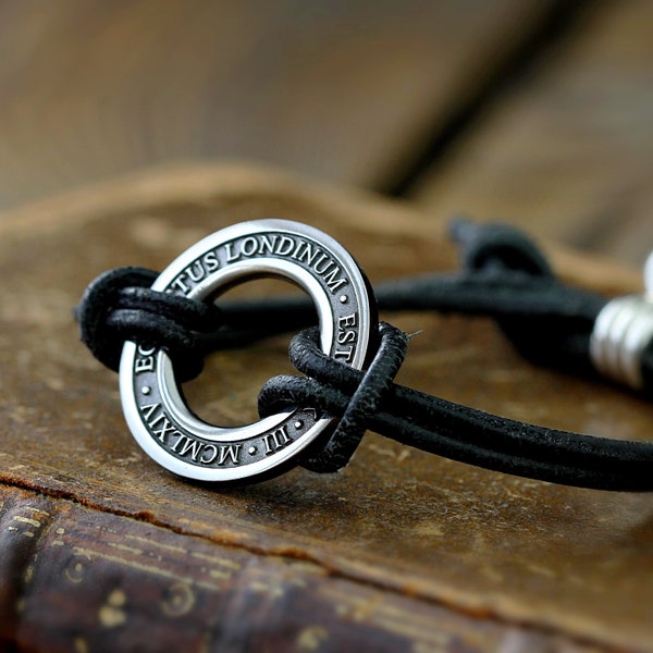 Bracelet personnalisé pour homme, Bracelet gravé pour homme, Bracelet personnalisé en argent et cuir pour homme, Bracelet rondelle pour homme gravé en latin