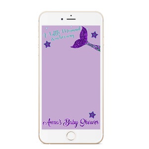Può includere: Una coda di sirena di glitter viola con un contorno di glitter blu su uno sfondo viola chiaro. Il testo "A Little Mermaid is on her way" è sopra la coda. Il testo "Anna's Baby Shower" è nella parte inferiore dell'immagine.