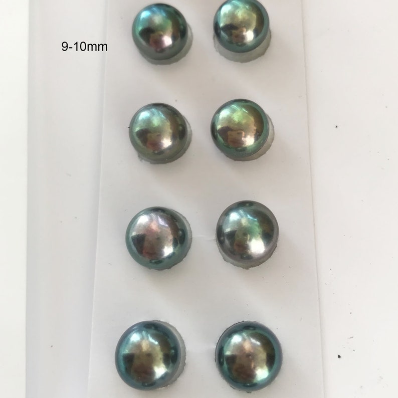 May include: Eight round, iridescent green pearls in a white card with the text "9-10mm".