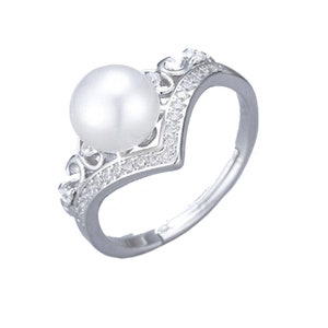 以下が含まれることがあります： ハート型のデザインに小さなクリアな石が散りばめられた、大きな白い真珠がセットされたシルバーリングです。