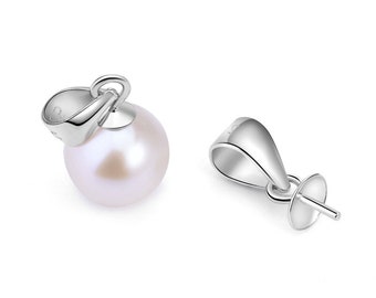 Puede incluir: Un colgante de plata con una perla redonda y lisa de color blanco. El colgante tiene un bucle para sujetarlo a una cadena o cordón.