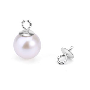 Könnte beinhalten: Eine silberne Perlenkappe mit einer Schlaufe zum Anbringen an Schmuck. Die Kappe ist so konzipiert, dass sie eine Perle oder eine andere Perle hält.