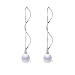 Op de afbeelding: Een paar zilveren oorhangers met een parel-druppel aan het einde van elke oorbel. De oorhangers hebben een gedraaid ketting-ontwerp.
