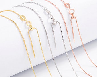 Puede incluir: Cinco delicados collares de cadena con longitudes ajustables. Las cadenas están disponibles en oro, plata y oro rosa.