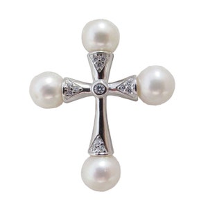 Può includere: Un ciondolo a forma di croce in argento con quattro perle bianche e pietre di zircone cubico trasparenti.