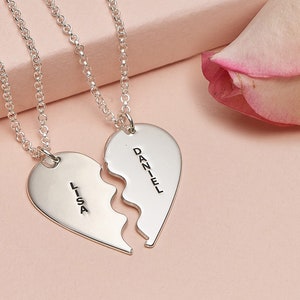 Collana personalizzata a due pezzi con cuore spezzato per coppie in argento • Gioielli incisi personalizzati • Coppie lui e lei • Regalo di Natale
