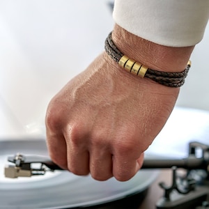 Gepersonaliseerde armband met gouden kralen met bruin of zwart leren koord • Sieraden Cadeau voor hem echtgenoot vriend • Vaderdagcadeau voor papa