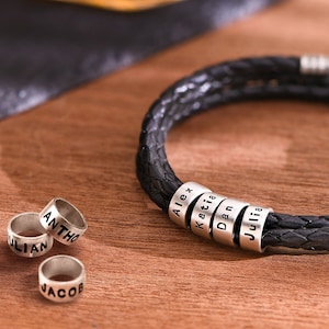 Gepersonaliseerde zwarte of bruine lederen armband met kleine zilveren kralen • Gegraveerd sieradencadeau voor mannen hem vriend man • Cadeau voor papa