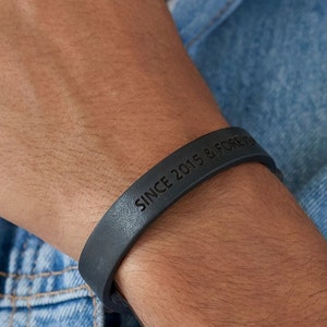 Pulseira masculina de couro gravada • Couro preto ou marrom personalizado • Joia com gravação em relevo para namorado, marido • Presente para o Dia dos Pais