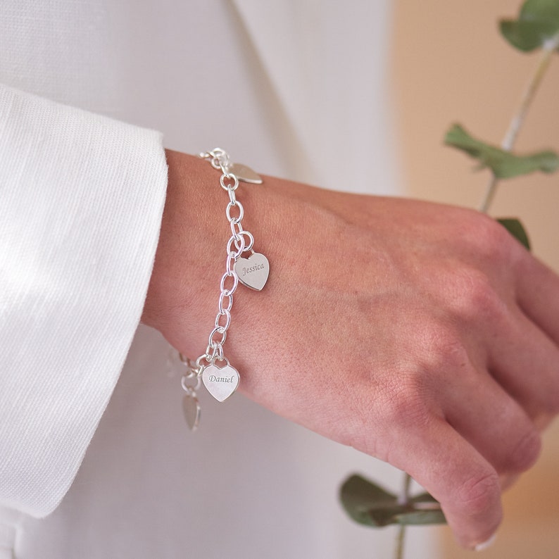 Pulsera personalizada con dijes de corazón Delicados colgantes de amor grabados con nombres Hecho a medida para mamá abuela esposa Regalo del Día de la Madre imagen 5