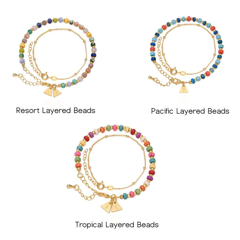 Pu&ograve; includere: Tre set di braccialetti a strati con perline, catene dorate e ciondoli triangolari. I braccialetti sono in diverse combinazioni di colori: blu, verde e rosa; blu, rosso e turchese; e multicolore.
