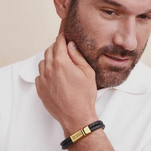 パーソナライズされた男性用レザーコード • 刻印入りマットブラックスチール • 夫、息子、お父さんへのカスタムメンズギフト • お父さんへの父の日ギフト