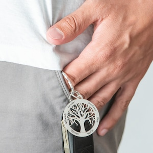 Personalized Family Tree Custom Key chain • Engraved with Any Name or Text Key ring • Father&#39;s Day Accessory Gift for Dad with Kids Names
