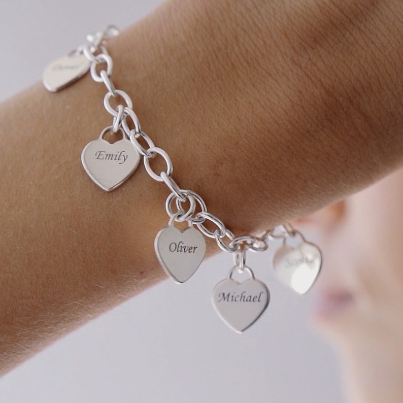 Pulsera personalizada con dijes de corazón Delicados colgantes de amor grabados con nombres Hecho a medida para mamá abuela esposa Regalo del Día de la Madre imagen 6