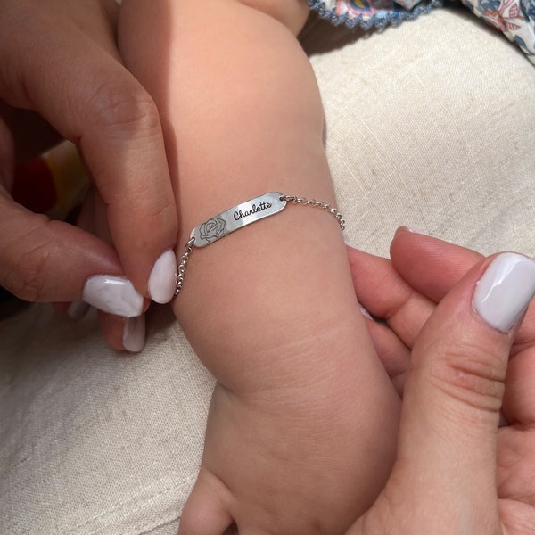 Pulsera personalizada con nombre de bebé y flor de nacimiento • Opción de piedra de nacimiento • Plata / Oro • Pulsera de identificación grabada personalizada • Hijo o hija