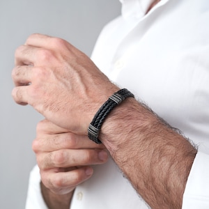 Pulsera de cuero trenzado grabada personalizada para hombre • Cuentas oxidadas personalizadas • Joyas para él, novio y esposo • Regalo del Día del Padre para papá