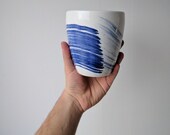 Moderne Keramik-Vase / / blau / / Farbverlauf ganz altmodisch mit der Hand auf dem Rad (keine Blocker)