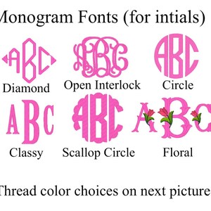 Peut inclure: Un tableau pr&eacute;sentant 10 styles de polices de monogramme diff&eacute;rents, notamment Interlock, Diamond, Open Interlock, Circle, Fishtail, Stacked, Classy, Scallop Circle, Floral. Le texte "Mockups are only given upon request" est &eacute;galement inclus.
