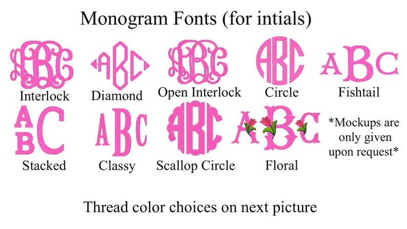 Peut inclure: Un tableau pr&eacute;sentant 10 styles de polices de monogramme diff&eacute;rents, notamment Interlock, Diamond, Open Interlock, Circle, Fishtail, Stacked, Classy, Scallop Circle, Floral. Le texte "Mockups are only given upon request" est &eacute;galement inclus.