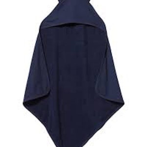 Peut inclure: Une serviette &agrave; capuche bleu marine avec des oreilles d'ours. La serviette est faite d'un mat&eacute;riau doux et absorbant, id&eacute;ale pour s&eacute;cher un b&eacute;b&eacute; apr&egrave;s le bain.