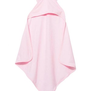 Peut inclure: Une serviette &agrave; capuche rose avec des oreilles d'ours. La serviette est faite d'un mat&eacute;riau doux et absorbant, id&eacute;ale pour s&eacute;cher un b&eacute;b&eacute; apr&egrave;s le bain.