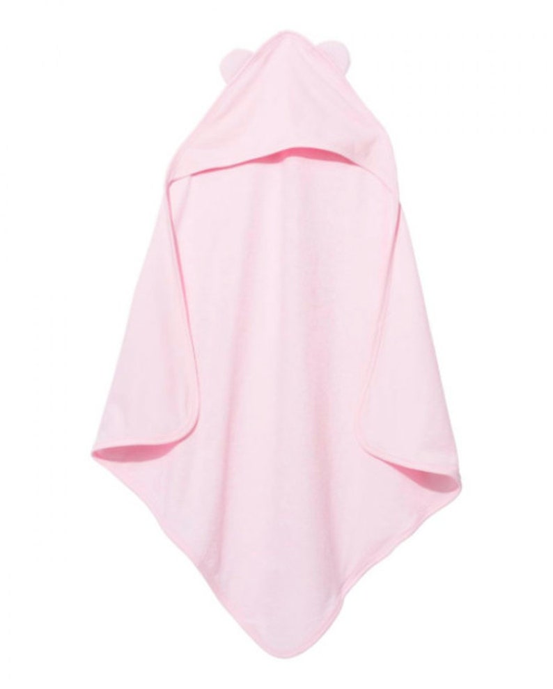 Peut inclure: Une serviette &agrave; capuche rose avec des oreilles d'ours. La serviette est faite d'un mat&eacute;riau doux et absorbant, id&eacute;ale pour s&eacute;cher un b&eacute;b&eacute; apr&egrave;s le bain.