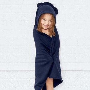 Peut inclure: Une serviette &agrave; capuche bleu marine avec des oreilles d'ours. La serviette est faite d'un mat&eacute;riau doux et absorbant, id&eacute;ale pour garder un enfant au chaud et au sec apr&egrave;s le bain.