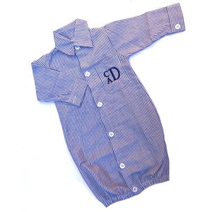 Monograma Seersucker Baby Gown Botón arriba