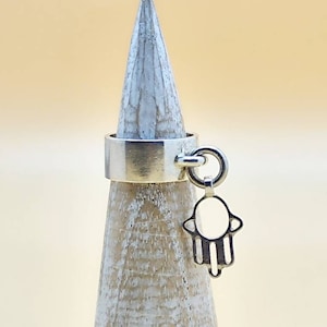 MODERNE HAMSA-RING. Handgemaakt in sterling zilver. Maat: 10 ons