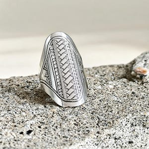 ANILLO GRANDE TUAREG. Hecho a mano en Plata de Ley. Anillo Tuareg | Joyería Tuareg | Anillo Africano. Talla: 17 Es