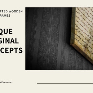 K&ouml;nnte beinhalten: Ein handgefertigter Holz-Leinwandrahmen mit einem einzigartigen Originalkonzept. Das Kunstwerk zeigt handgeschriebenen Text und eine Silhouette eines Paares. Der Rahmen ist vor einem dunklen, strukturierten Hintergrund platziert.