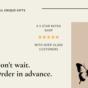 K&ouml;nnte beinhalten: Cremefarbene Grafik mit dem Text &bdquo;BEAUTIFUL UNIQUE GIFTS&ldquo;, &bdquo;A 5 STAR RATED SHOP&ldquo; und &bdquo;WITH OVER 10,000 CUSTOMERS&ldquo;. Das Bild enth&auml;lt auch den Text &bdquo;Don't wait. Order in advance.&ldquo; und eine schwarze Schmetterlingsillustration.