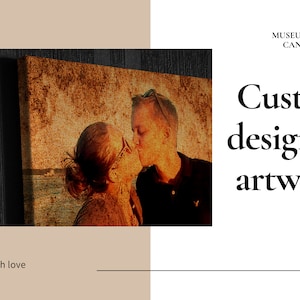 K&ouml;nnte beinhalten: Individuell gestaltetes Kunstwerk auf Leinwand. Das Bild zeigt ein sich k&uuml;ssendes Paar mit Sepia-Effekt. Die Leinwand wird auf einer dunklen Holzoberfl&auml;che pr&auml;sentiert. Der Text enth&auml;lt "Nelly's Custom Art", "Museum Quality Canvas Prints" und "Created with love."