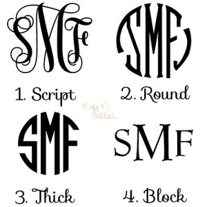 Pu&ograve; includere: Quattro diversi stili di design monogramma: corsivo, rotondo, spesso e blocco. Ogni design presenta le lettere "SMF" in nero.