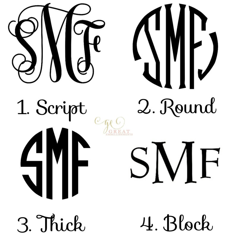 Pu&ograve; includere: Quattro diversi stili di design monogramma: corsivo, rotondo, spesso e blocco. Ogni design presenta le lettere "SMF" in nero.