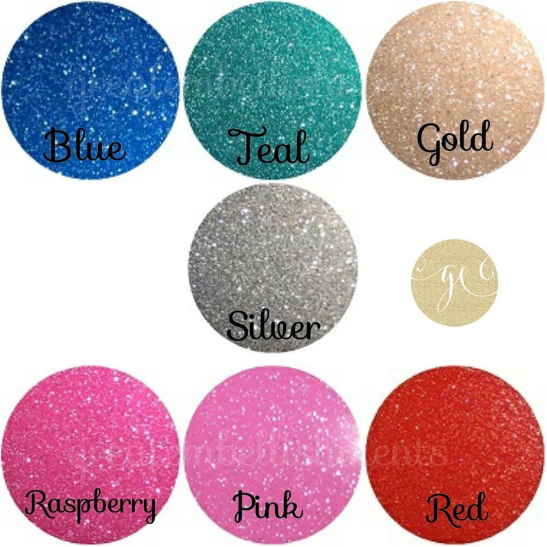 Pu&ograve; includere: Una collezione di colori glitter in contenitori rotondi. I colori sono blu, verde acqua, oro, argento, lampone, rosa e rosso.