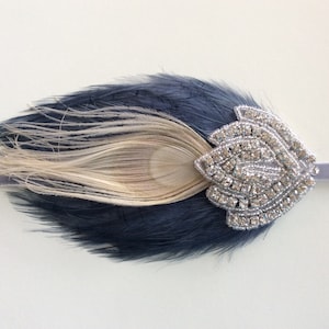 Tiara de strass prateada com penas azuis acinzentadas, faixa de cabelo de noiva estilo Gatsby Art Déco, cores personalizadas, acessório para madrinhas e floristas