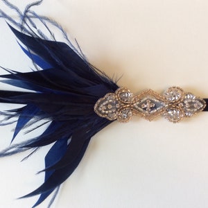 Faixa de cabeça AZUL MARINHO, fascinador champanhe dos anos 1920, enfeite de cabeça bege do Grande Gatsby, acessório de cabelo Flapper dos anos 1920, cabelo com penas blush