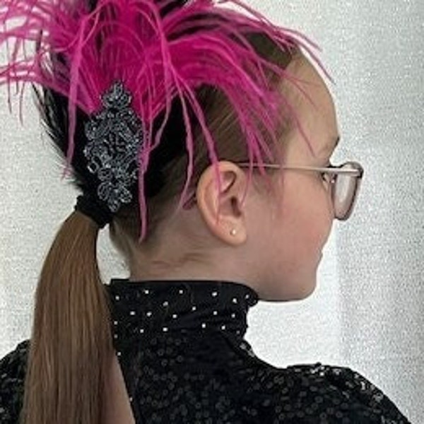 Pince à cheveux ou bandeau en plumes rose vif, fascinateur d’autruche Fuschia, coiffe perlée en étain gris foncé des années 1920, violet, rouge, plumes noir
